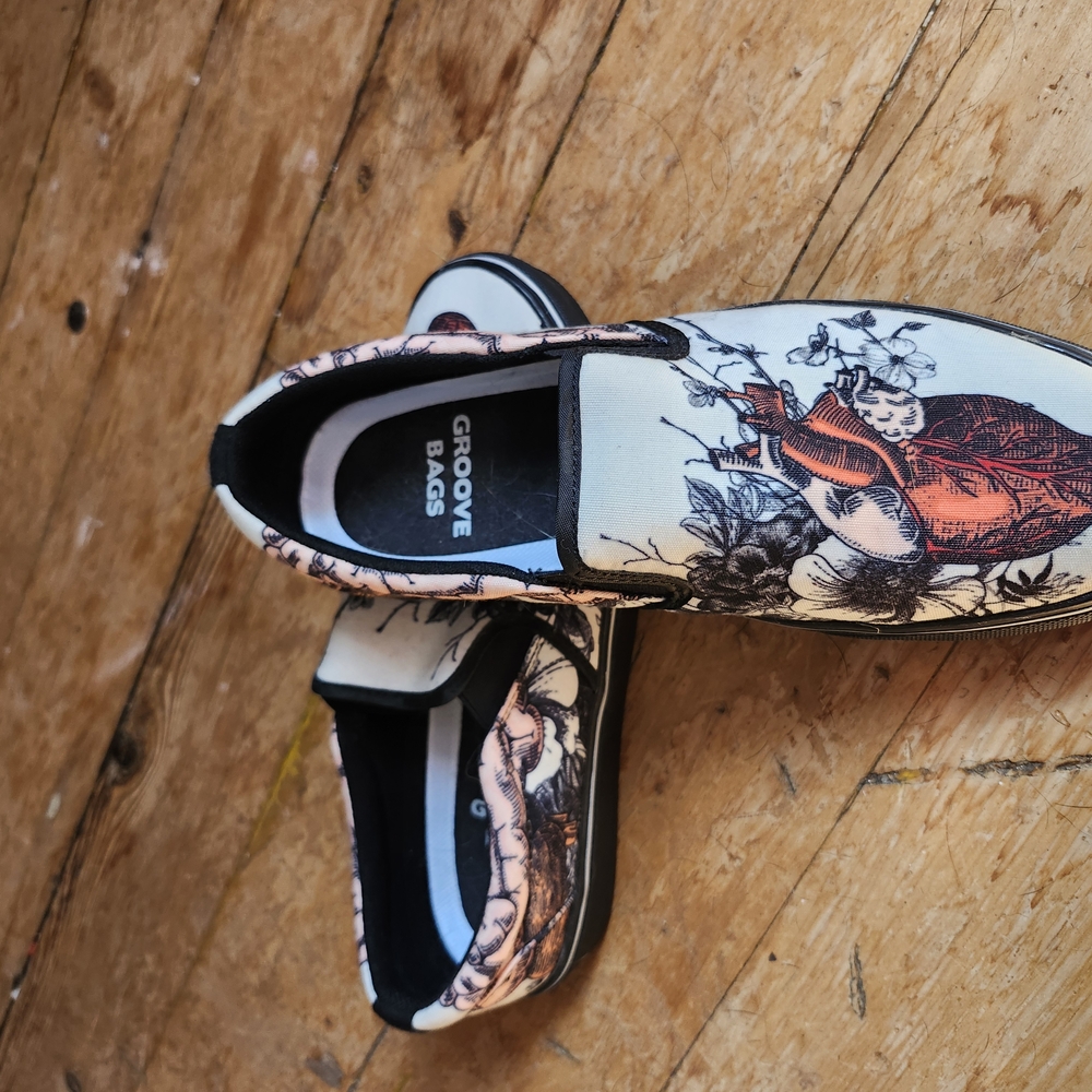 Groove Black and White Flats for Effortless Elegance